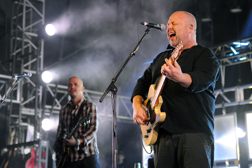 Black Francis (à frente) e Joey Santiago (ao fundo), do Pixies