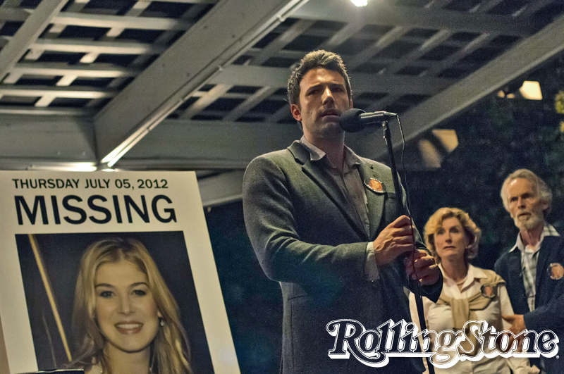 O FIO DO MISTÉRIO  Affleck tenta explicar o sumiço da mulher.