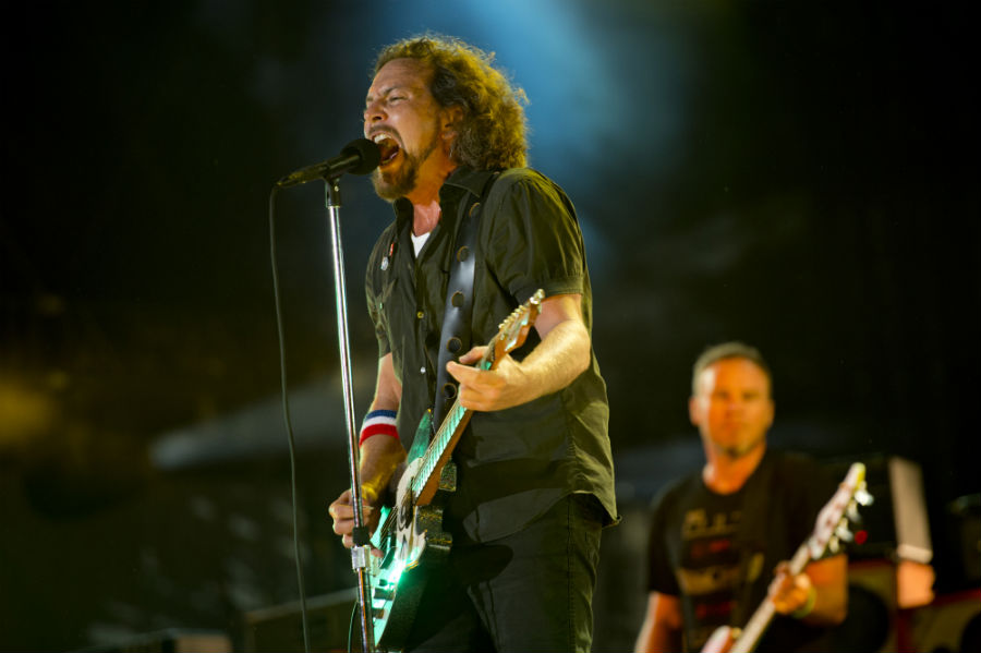 Pearl Jam, liderado por Eddie Vedder, se apresenta no festival Made In America, na Filadélfia, em 2012