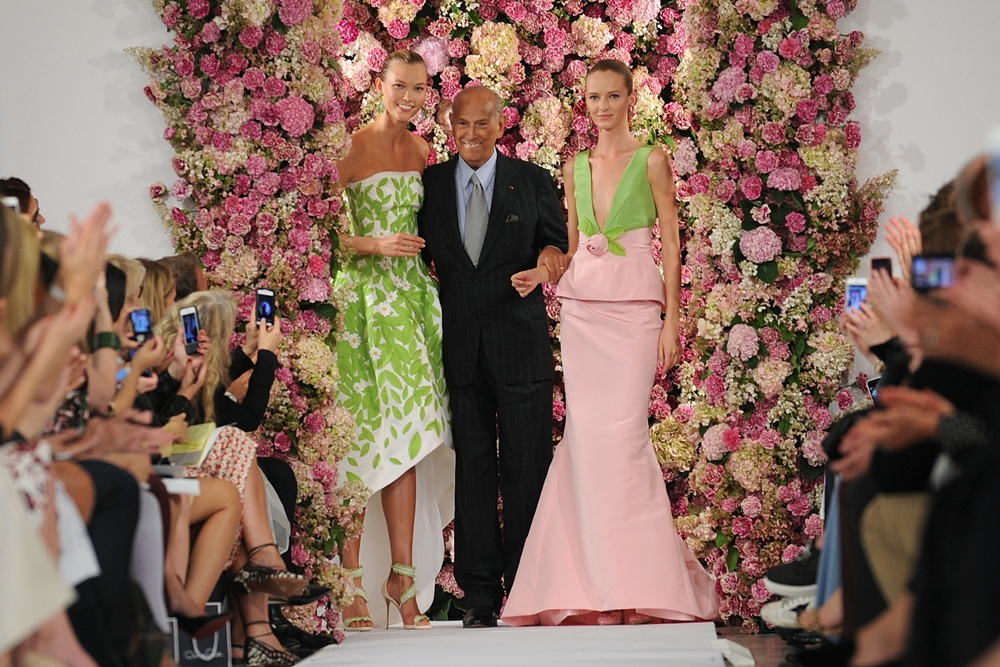 Oscar De La Renta aparece ao lado das modelos Karlie Kloss (à esquerda) e Daria Strokous, após o desfile na Semana de moda de Nova York, em setembro de 2014.