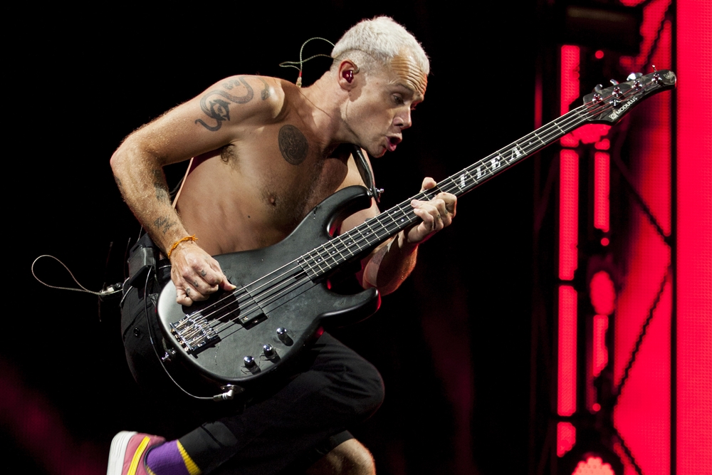 Flea, baixista do Red Hot Chili Peppers, em ação durante o Isle of Wight Festival, no Newport.