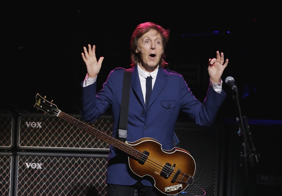 Paul McCartney leva a turnê Out There! para o show beneficente no Tobin Center, em San Antonio, nos Estados Unidos, em outubro de 2014.
