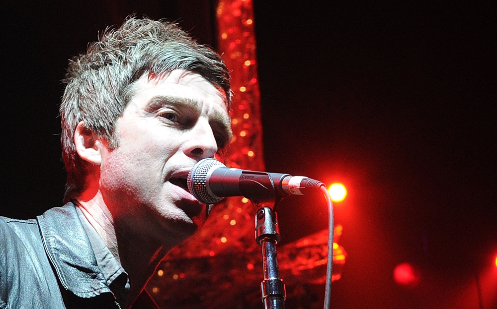 Noel Gallagher se apresenta com a High Flying Birds em um festival natalino criado pela rádio KROQ, em Los Angeles, em 2011.