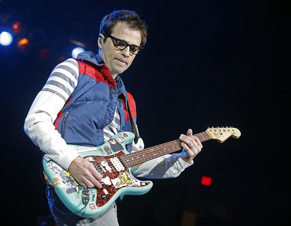Rivers Cuomo, vocalista da banda Weezer durante show nos Estados Unidos