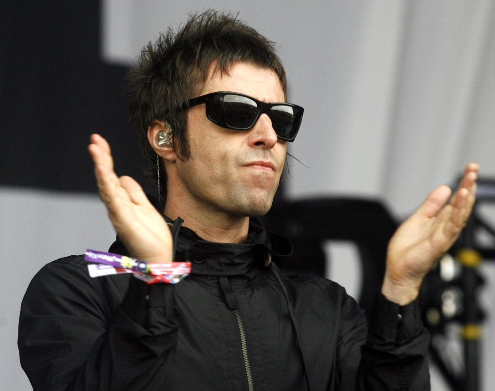 Liam Gallagher, então líder do Beady Eye, se apresentando no palco Other Stage, do festival britânico Glastonbury, em junho de 2013