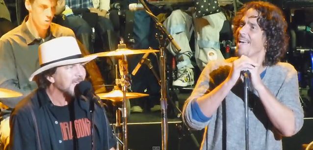 Chris Cornell e Eddie Vedder fazem um reencontro do Temple of the Dog, banda formada por Cornell e integrantes do Pearl Jam - com ocasionais participações de Vedder