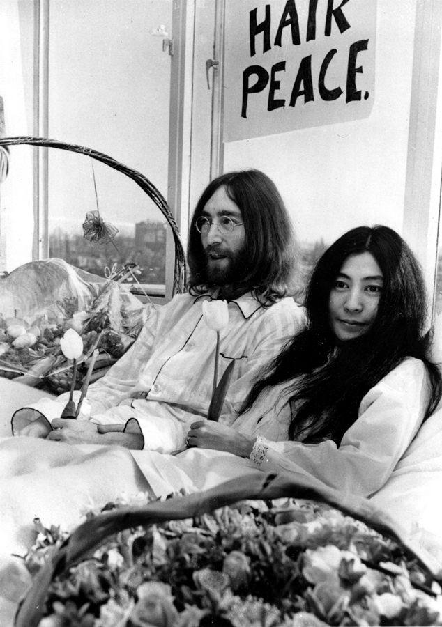 John Lennon e a esposa Yoko Ono, em protesto contra a Guerra do Vietnã, em um hotel de Amsterdam, na Holanda, em março de 1969.