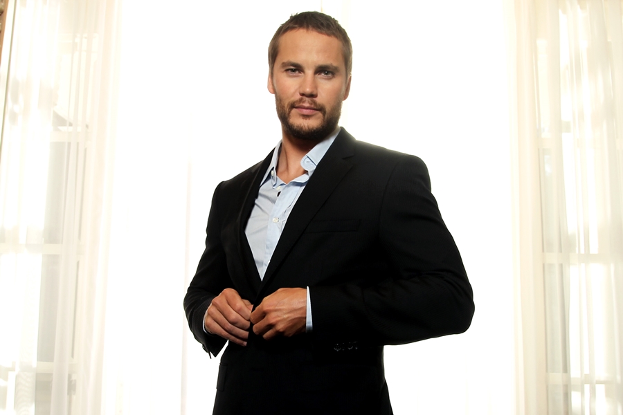 O ator Taylor Kitsch posa para foto para divulgar o filme Selvagens (2012), de Oliver Stone