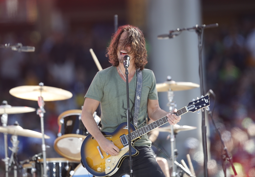 Chris Cornell se apresenta com o Soundgarden em um evento que marcou o início da temporada de futebol americano da NFL, em Seattle, nos Estados Unidos, em setembro de 2014.