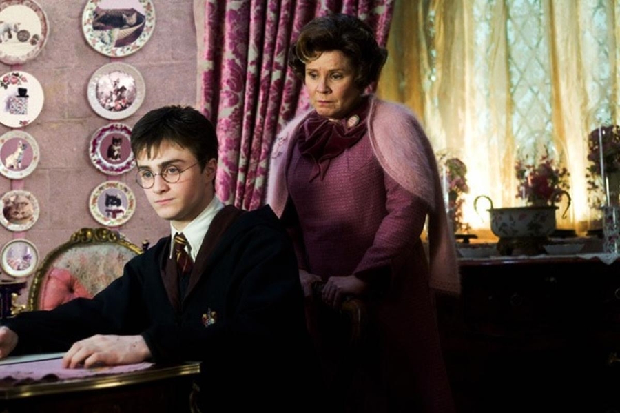 Harry Potter (Daniel Redcliffe) sofreu nas mãos de Dolores Umbridge (Imelda Staunton).