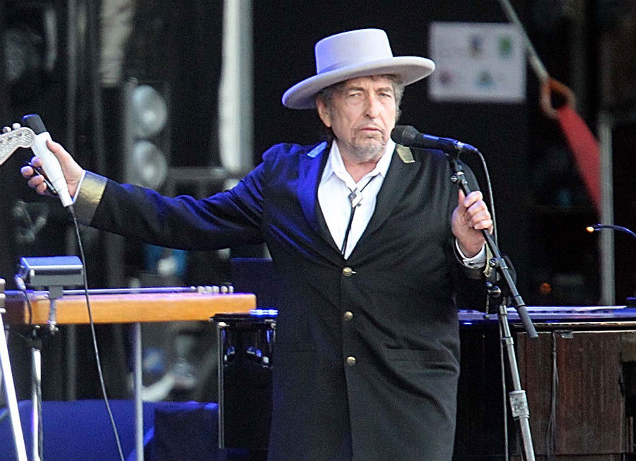 Bob Dylan se apresenta no festival Les Vieilles Charrues, em Carhaix, na região oeste da França.
