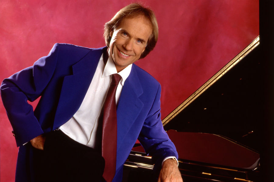 Pianista Richard Clayderman, também conhecido como "Principe de Romance"