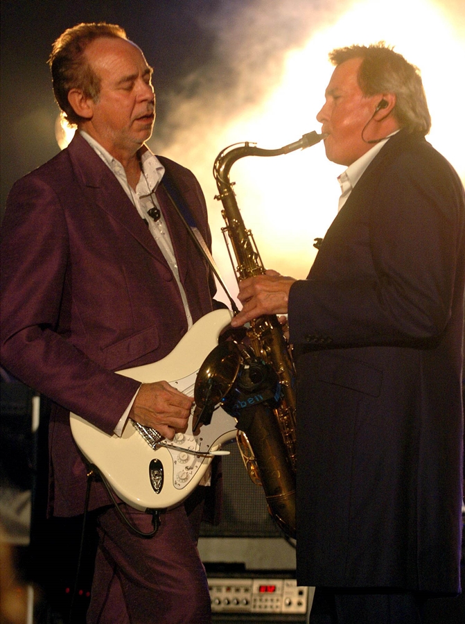 Phil Manzanera toca guitarra ao lado de Andy Mackay (saxofone) em show da banda Roxy Music, na Macedônia, em julho de 2016