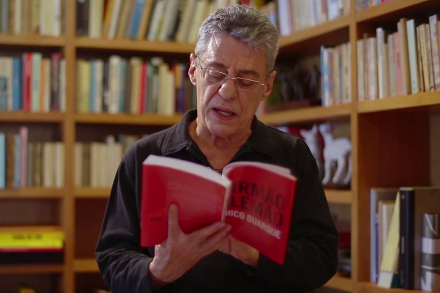 Chico Buarque lê trecho do livro Irmão Alemão