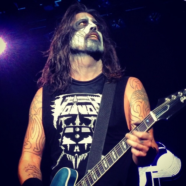 Dave Grohl, à frente do Foo Fighters, usando maquiagem do Kiss