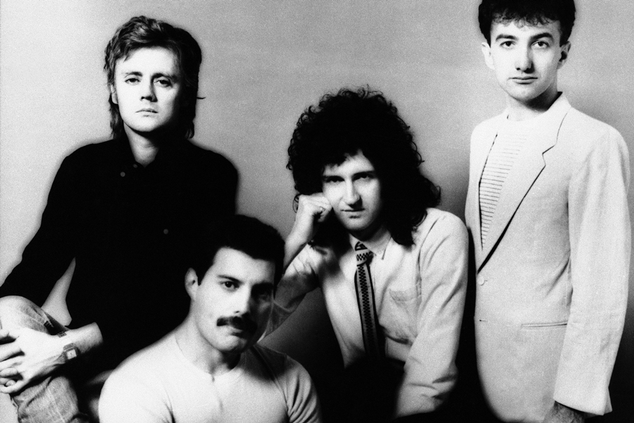 Integrantes do Queen posam para foto de divulgação em maio de 1982. Da direita para a esquerda: Roger Taylor, Freddie Mercury, Brian May e John Deacon