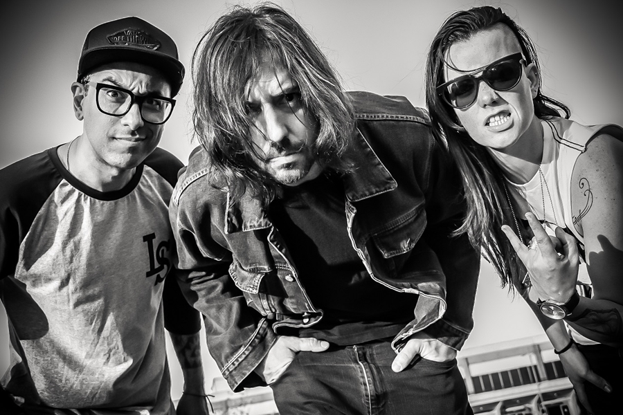 Os ex-integrantes do Charlie Brown Jr. Marcão (guitarra) e Pinguim (bateria) se juntam à ex-baixista da Banca, Lena Papini, no power trio Bula