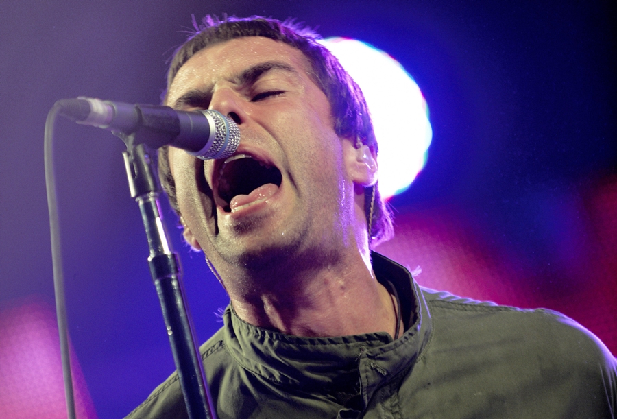 Liam Gallagher canta em uma das últimas apresentações do Oasis, no festival Roskilde Festival, na Dinamarca, em julho de 2009.