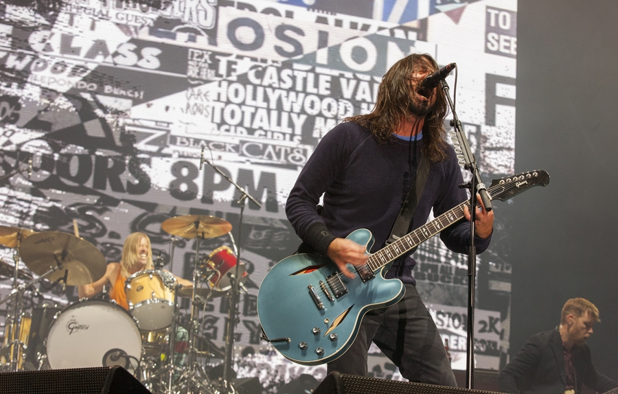 Dave Grohl e o Foo Fighters se apresentam no festival Voodoo Fest, em novembro de 2014.