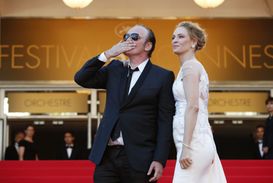 Diretor Quentin Tarantino e a atriz Uma Thurman chegam ao tapete vermelho do festival de Cannes, na França, em maio de 2014.