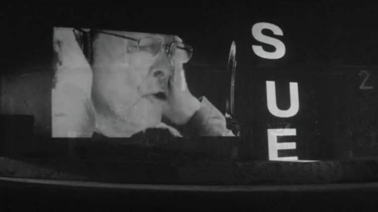 Cena do clipe “Sue (Or in a Season of Crime)”, de David Bowie