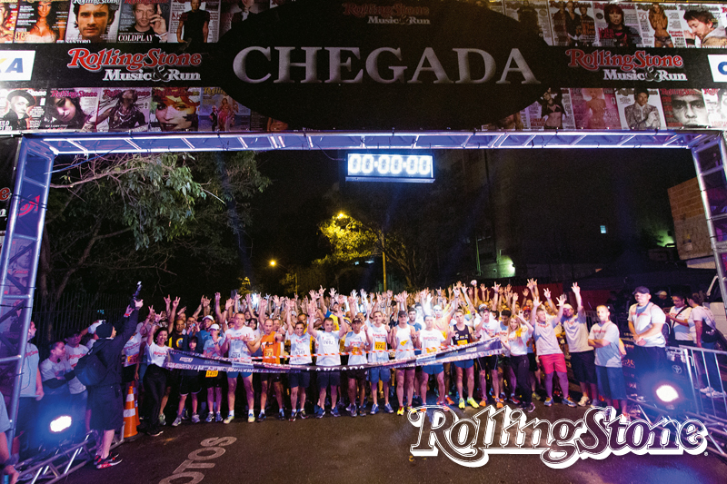 Prontíssimos  O público, animado, aguardando a largada da Music & Run.