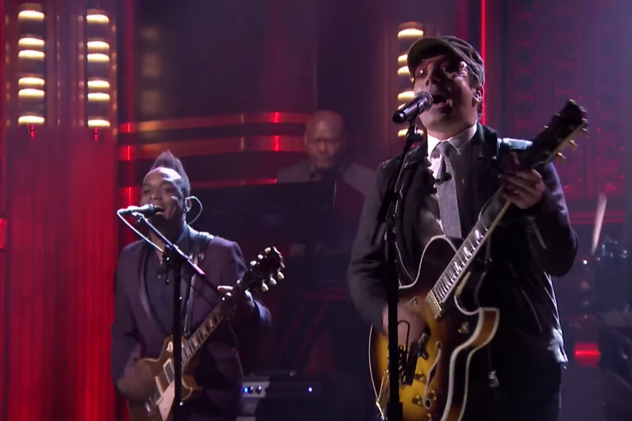 O apresentador Jimmy Fallon vestido de Bono, vocalista do U2