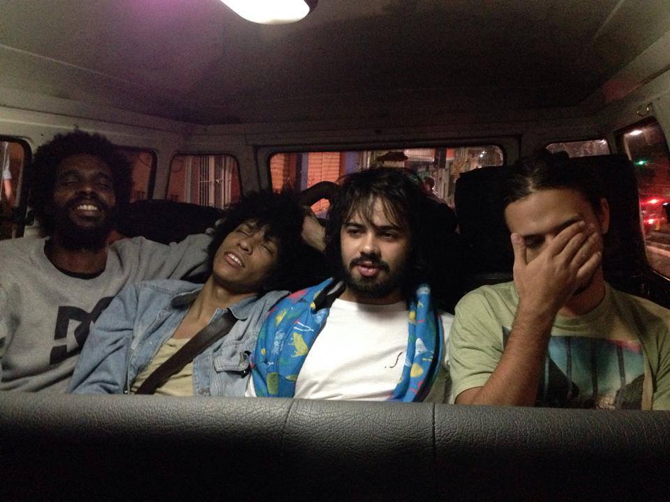 Nova formação do Boogarins, com Ynaiã Benthroldo (à esq.) na bateria.