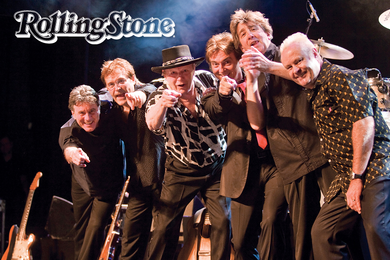 The Hollies em 2014  (Da esq. para a dir.) Steve Lauri, Ray Stiles, Bobby Elliott, Peter Howarth, Tony Hicks e Ian Parker.