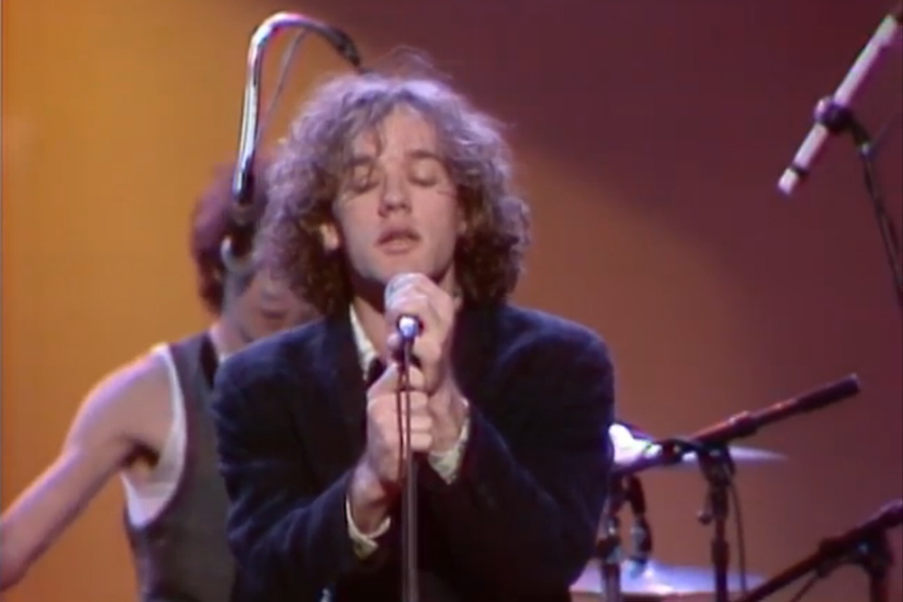 Michael Stipe à frente do R.E.M. em 1983