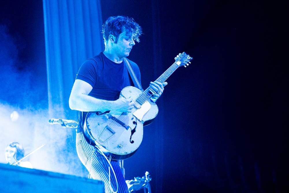 O músico Jack White em performance ao vivo durante a turnê de Lazaretto
