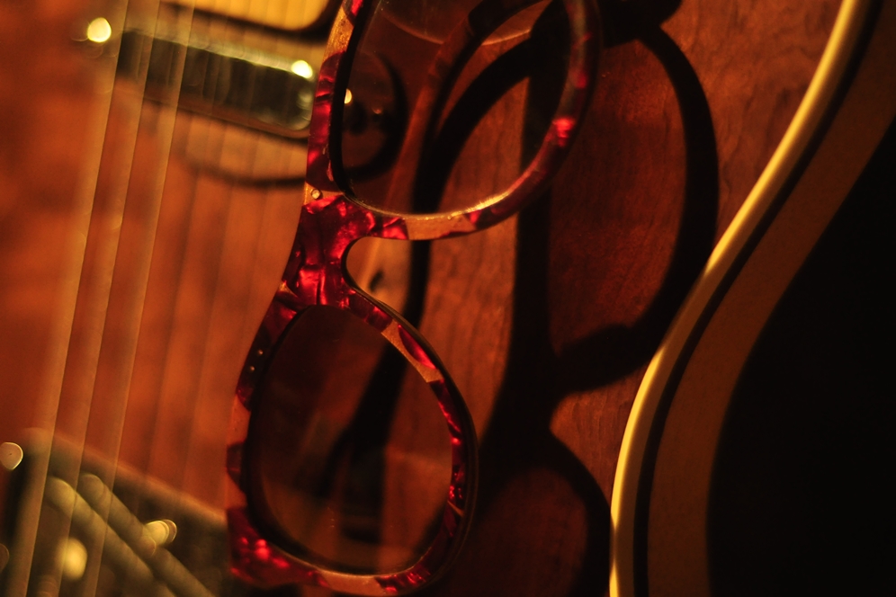 Óculos de madeira da linha Pick Series, da marca Leaf, feito com palhetas de violão