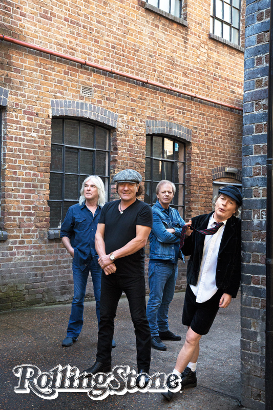 Alimentando a chama  (A partir da esq.) Cliff Williams, Brian Johnson, Stevie Young e Angus Young, em Londres.