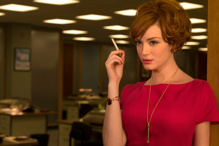 A atriz Christina Hendricks como Joan Harris na série Mad Men