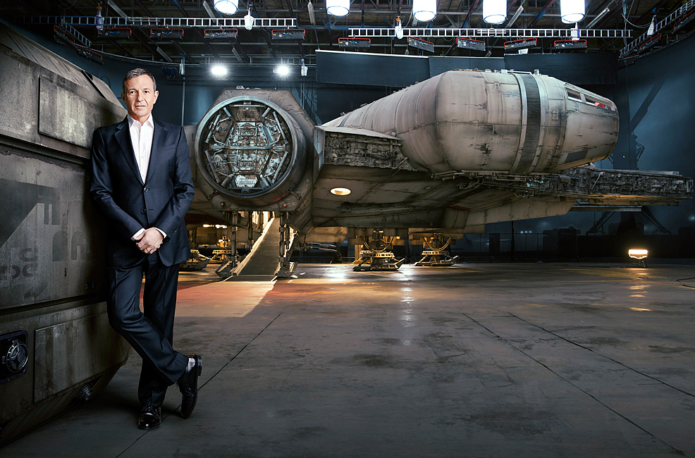 Nave Millennium Falcon de Star Wars: O Despertar da Força com Bob Iger, presidente da Disney, ao lado