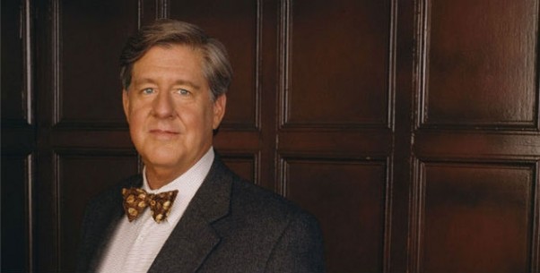 O ator Edward Herrmann em cena de Riquinho