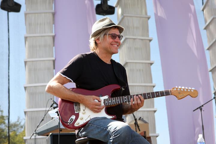 O guitarrista Jeff Golub