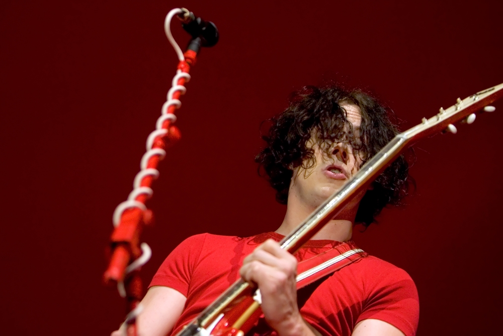 Jack White comandando o White Stripes
