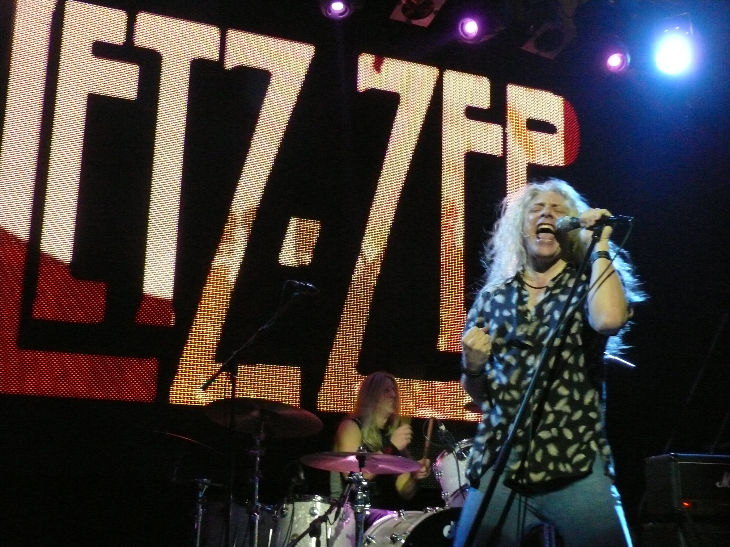 Banda Letz Zep se apresenta no Festival British Invasion.