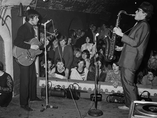 Manly Stanley, esquerda, e Gazzer tocando para a platéria do Cavern Club em 1967.