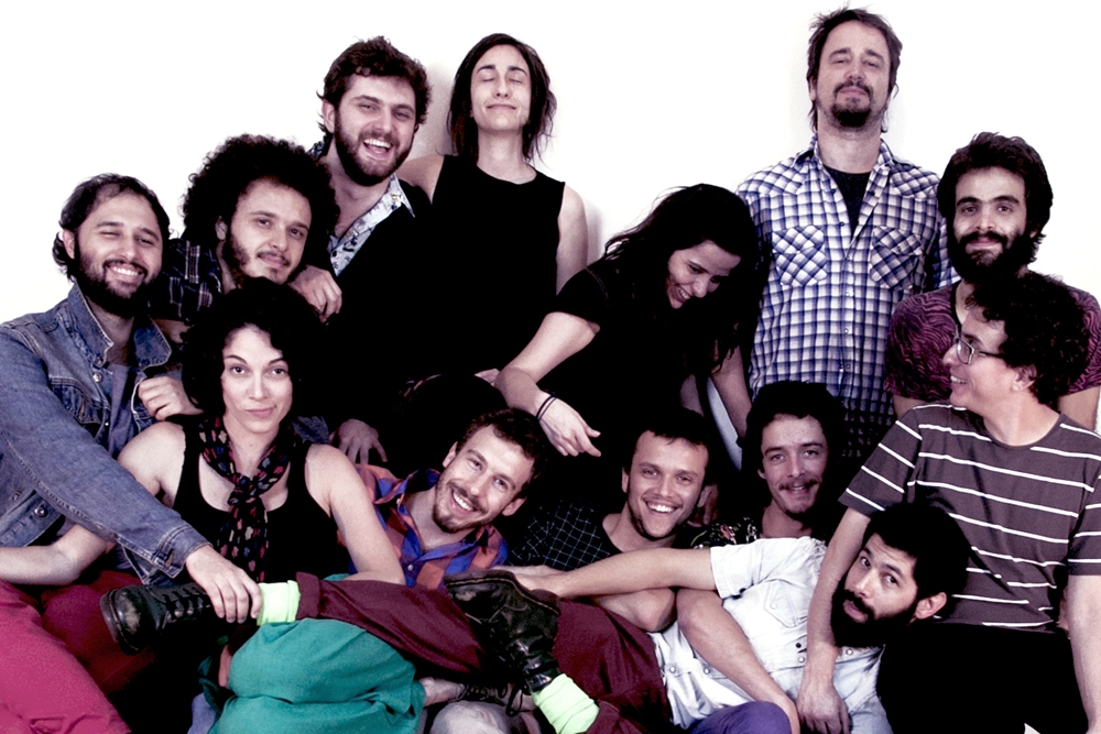 Os 13 integrantes da Trupe Chá de Boldo