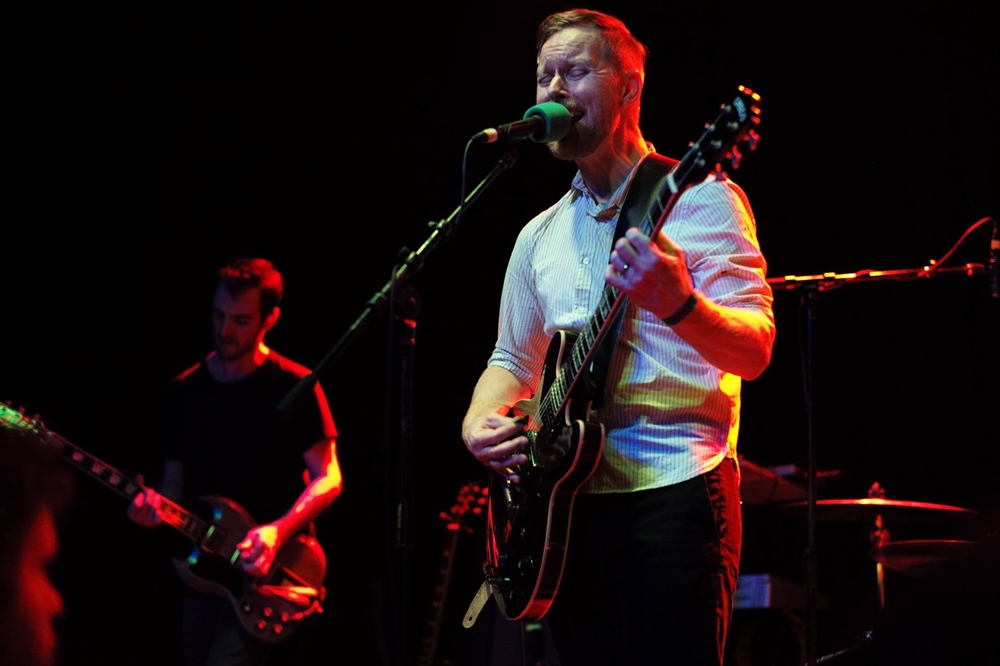 O baixista do Foo Fighters, Nate Mendel, à frente do Lieutenant