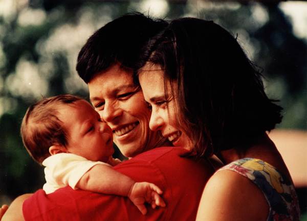 A imagem mostra Cássia Eller, o filho Chicão, e a companheira dela, Maria Eugenia