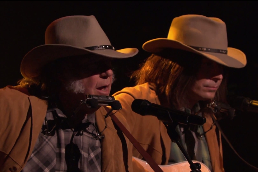 Neil Young ao lado da imitação dele feita pelo apresentador Jimmy Fallon