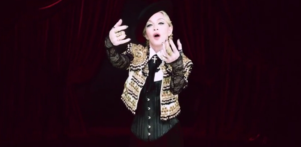 Madonna no clipe de "Living for Love"