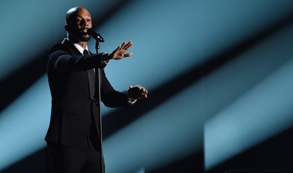 John Legend e Common cantam "Glory", trilha do filme Selma e indicada ao Oscar de Melhor Canção