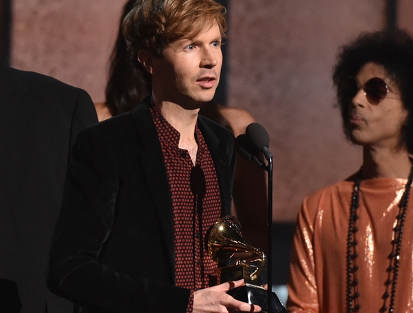 Beck recebe o gramofone de Álbum do Ano