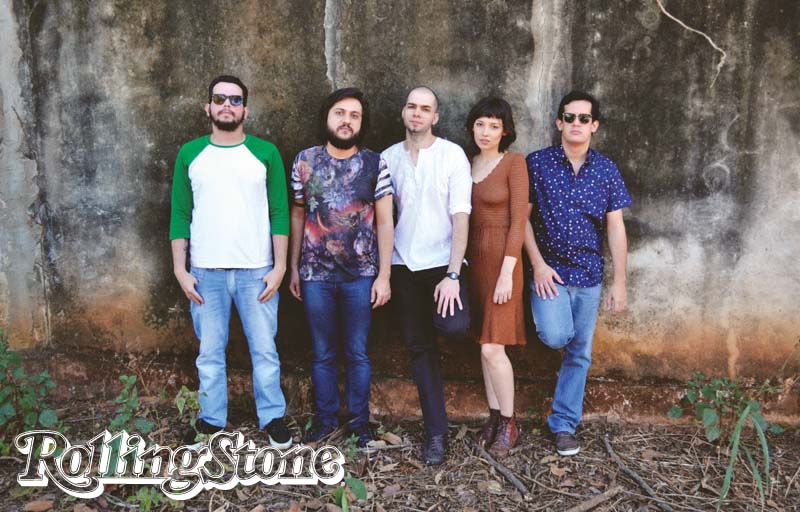 CARNE CRUA  Macloys (ao centro) e Salma fundaram a banda.