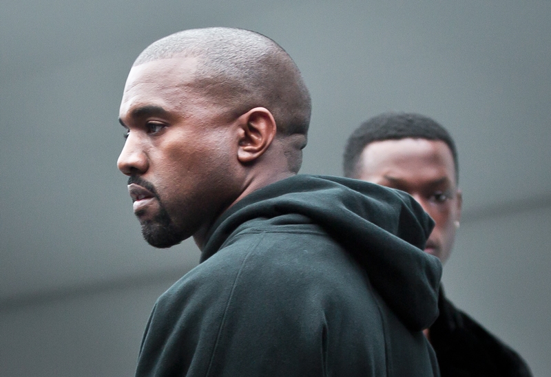 Cantor em evento de lançamento de sua marca de tênis