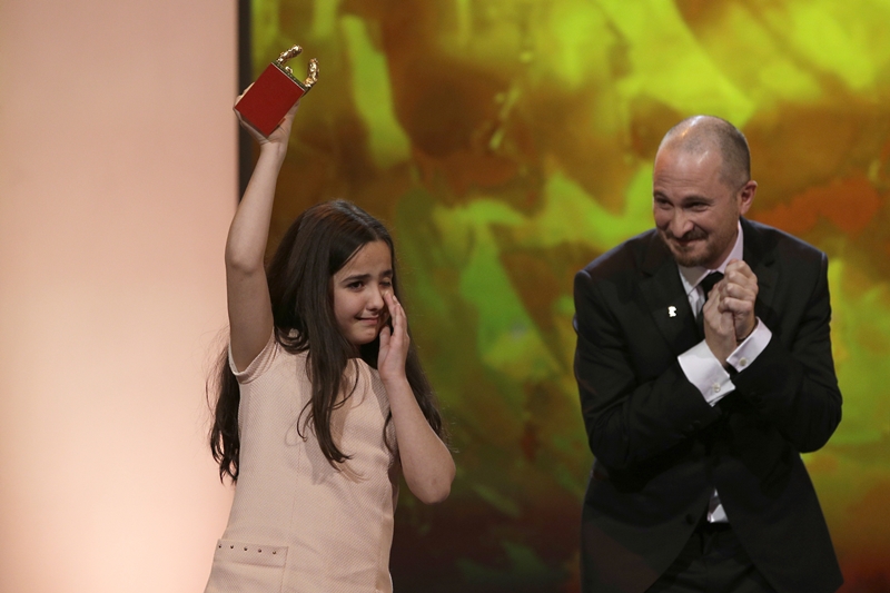 Quem recebeu a estatueta do Urso de Ouro foi a sobrinha do diretor iraniano Jafar Panahi, a jovem Hanna Saeidi